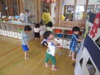 2歳児　にんじゃ的あてコーナーだよ　みんな上手に投げられるかな