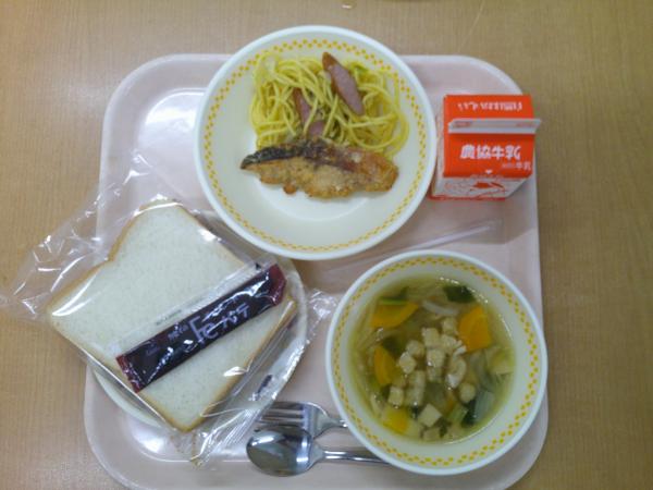 750キロカロリー、食パン、牛乳、鮭のムニエル、ウインナーとキャベツのパスタ、クルトンのオニオンスープ、チョコパテ