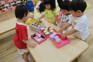 アイスやさんでやりとりをする1歳児と2歳児