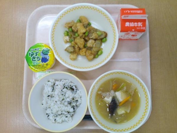 823キロカロリー、わかめごはん、牛乳、チキンチキンごぼう、けんちん汁、ゆずきちゼリー