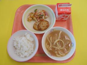 600キロカロリー、ごはん、ぎゅうにゅう、さんみやき、とうふとベーコンのサラダ、いなりうどん