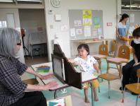 紙芝居を指さし