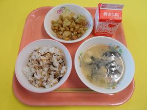 628キロカロリー、じゃこんぶうめごはん、ぎゅうにゅう、だいずとじゃがいものいそあえ、とうふのみそしる