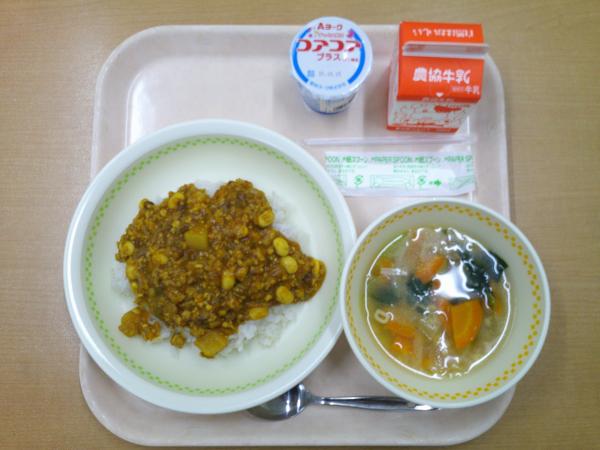 798キロカロリー、大豆のキーマカレー(麦ごはん)、牛乳、アルファベットスープ、ヨーグルト