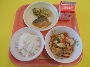 612キロカロリー、ごはん、ぎゅうにゅう、さかなのさいきょうやき、みずなとしおこんぶのあえもの、にくどうふ