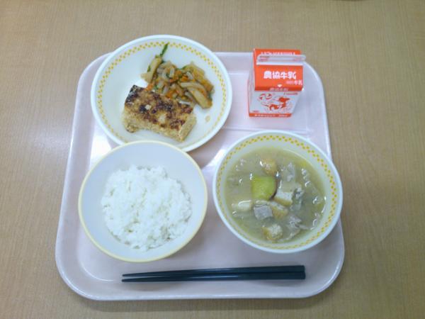 752キロカロリー、白飯、牛乳、鶏松風、こんにゃくのきんぴら、めった汁