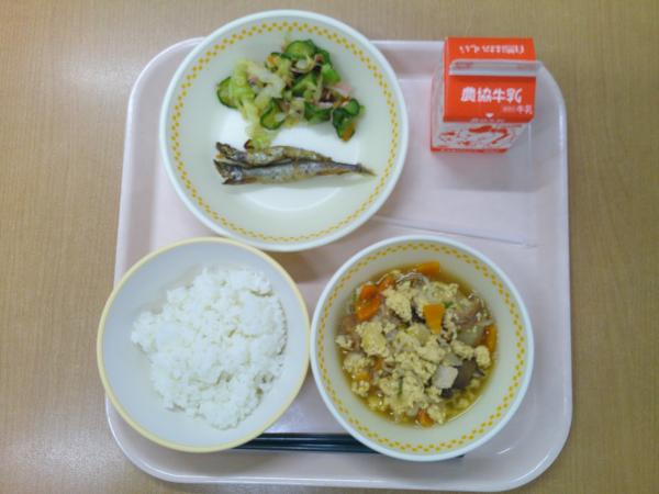 759キロカロリー、白飯、牛乳、ししゃもの南蛮漬け、昆布和え、油麩の卵とじ