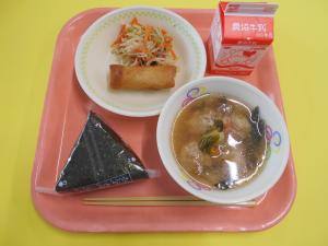 613キロカロリー、おにぎり、ぎゅうにゅう、はるまき、もやしのナムル、にくだんごのスープ