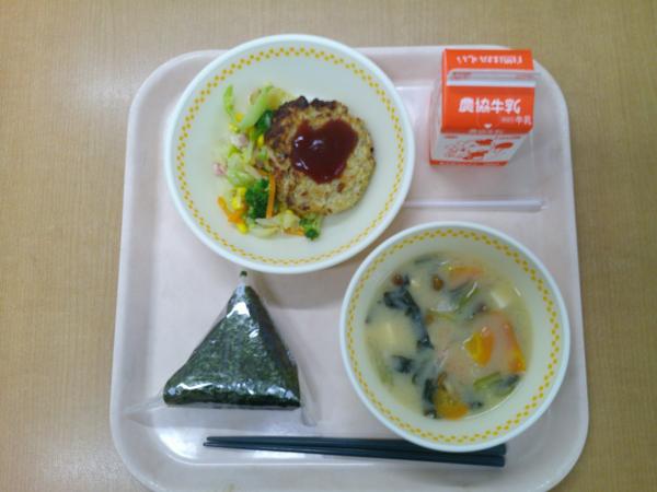 736キロカロリー、おにぎり、牛乳、ハンバーグ、カリカリベーコンサラダ、豆腐となめこのみそ汁