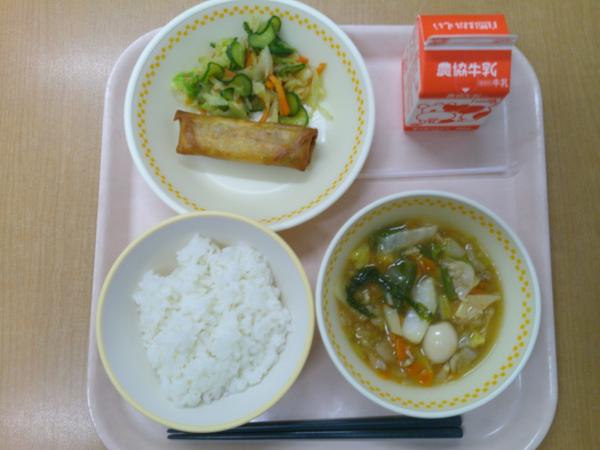 833キロカロリー、白飯、牛乳、春巻き、野菜のピリ辛、八宝菜