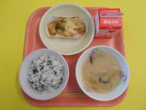 591キロカロリー、わかめごはん、ぎゅうにゅう、オイマヨグラタン、とうふのみそしる