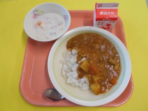 725キロカロリー、むぎごはん、ぎゅうにゅう、ポークカレー、フルーツミルクゼリー