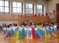 パラバルーンをする５歳児