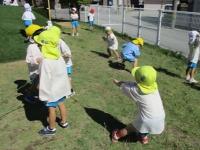 芋弦を引っ張り合う子ども