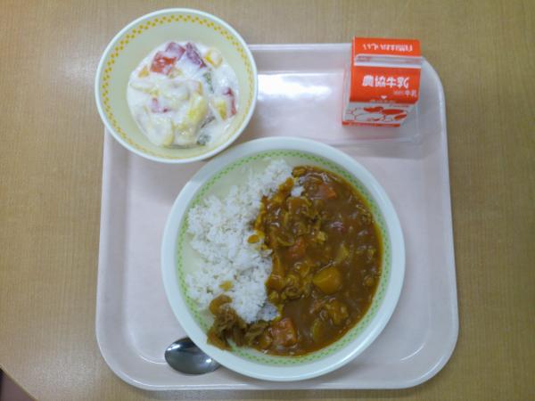 870キロカロリー、カレーライス(麦ごはん)、牛乳、福神漬、フルーツミルクゼリー