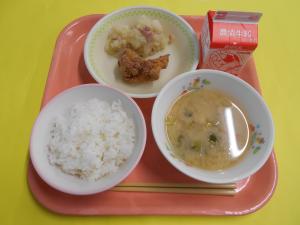 574キロカロリー、ごはん、ぎゅうにゅう、フライドチキン、ジャーマンポテト、きのこのみそしる