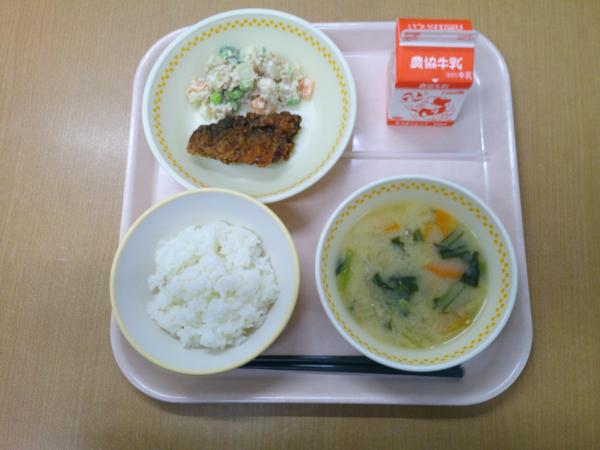 822キロカロリー、白飯、牛乳、さばの揚げ煮、豆とじゃがいものマヨネーズサラダ、小松菜と揚げのみそ汁