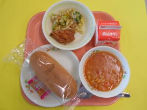 676キロカロリー、コッペパン、ぎゅうにゅう、フライドチキン、マカロニサラダ、ポークビーンズ、ミックスジャム