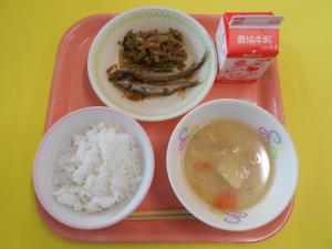 571キロカロリー、ごはん、ぎゅうにゅう、ししゃものなんばんづけ、きんぴらごぼう、じゃがいものみそしる