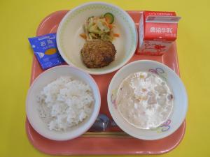 635キロカロリー、ごはん、ぎゅうにゅう、ヤーコンいりやきメンチ、はくさいサラダ、こめこチャウダー、おさかなふりかけ