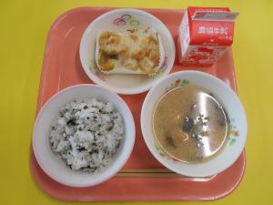 597キロカロリー、わかめごはん、ぎゅうにゅう、オイマヨグラタン、あつあげのみそしる