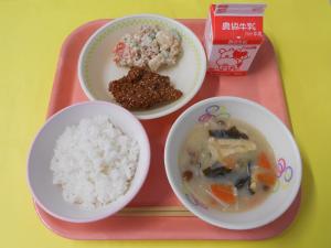 634キロカロリー、ごはん、ぎゅうにゅう、さかなのいしがきフライ、まめとじゃがいものマヨネーズサラダ、わかめときのこのみそしる