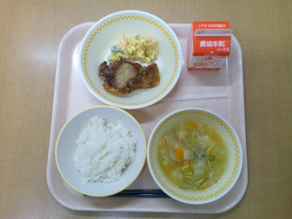 857キロカロリー、白飯、牛乳、ポークジンジャー、かぼちゃのサラダ、葱たっぷりスープ