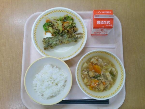 752キロカロリー、白飯、牛乳、ししゃもの磯辺天ぷら、ごまおかか和え、大根とさといものそぼろ煮