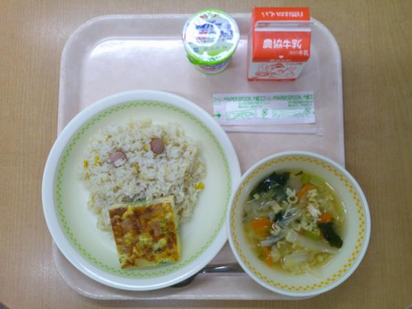 813キロカロリー、ガーリックピラフ、牛乳、キッシュ風、アルファベットスープ、ヨーグルト