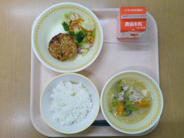 764キロカロリー、白飯、牛乳、てりやきハンバーグ、花野菜サラダ、大根とあげのみそ汁