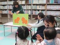 大型絵本の読み聞かせ