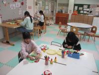 小学生も楽しんで作っています
