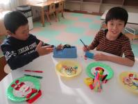 男の子も楽しんで作っています