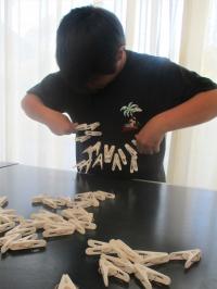 両手でやってみる子