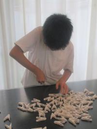 Tシャツにしわを付けてやってみる子