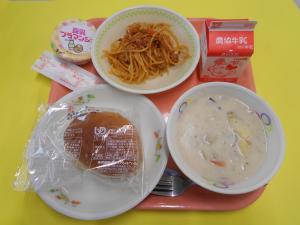 649キロカロリー、ロールパン、ミートソーススパゲッティ、さつまいものこめこチャウダー、とうにゅうブランマンジェ