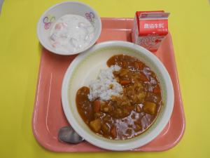 708キロカロリー、むぎごはん、ぎゅうにゅう、カレーライス、フルーツヨーグルト