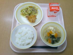 780キロカロリー、白飯、牛乳、鶏肉のから揚げ、塩焼きそば、小松菜と厚揚げのみそ汁