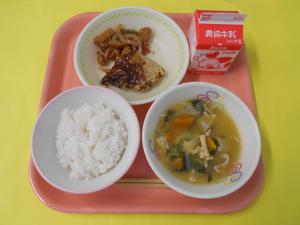 651キロカロリー、ごはん、ぎゅうにゅう、あげさばのみそだれ、こんにゃくきんぴら、かぼちゃのみそしる