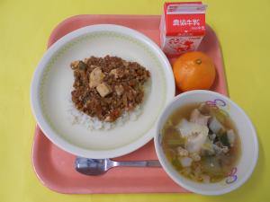 621キロカロリー、むぎごはん、ぎゅうにゅう、マーボーどん、ワンタンスープ、みかん