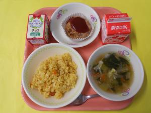 684キロカロリー、カレーピラフ、ぎゅうにゅう、ミートローフ、やさいスープ、クリスマスケーキ