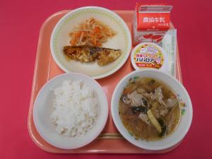 664キロカロリー、ごはん、ぎゅうにゅう、ぶりのてりやき、こうはくなます、さわにわん、だいだいババロア