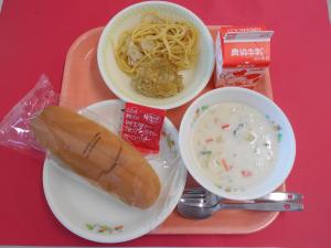 665キロカロリー、コッペパン、ぎゅうにゅう、とりにくのこうそうパンこやき、きのこスパゲッティ、こめこのクラムチャウダー、いちごジャム