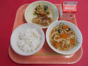 649キロカロリー、ごはん、ぎゅうにゅう、ちくわのかわりあげ、はりはりあえ、いなりうどん