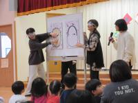 福笑いをする保育士