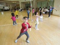 羽根つきをする子ども