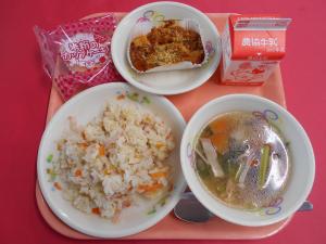 692キロカロリー、ピラフ、ぎゅうにゅう、ポテトミートグラタン、かぶのスープに、こめこのカップケーキ