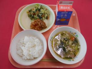 651キロカロリー、ごはん、ぎゅうにゅう、てりやきチキン、ほうれんそうのサラダ、アルファベットスープ、おさかなふりかけ