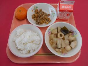 612キロカロリー、ごはん、ぎゅうにゅう、だいずとしらすのごまからめ、おでん、みかん