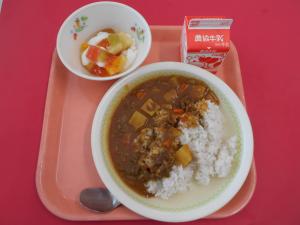 761キロカロリー、むぎごはん、ぎゅうにゅう、ビーフカレーライス、フルーツあんにん